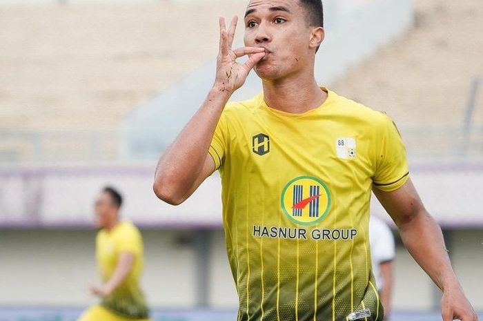 Striker Barito Putera, Gustavo Tocantins, mencetak gol kemenangan di laga pamungkas Liga 1 2022-2023 melawan Persita Tangerang (14/4/2023).