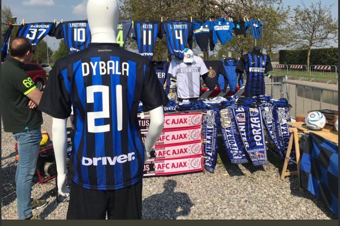 Kostum Inter Milan dengan nama Paulo Dybala sudah dijual di dekat pusat latihan tim.