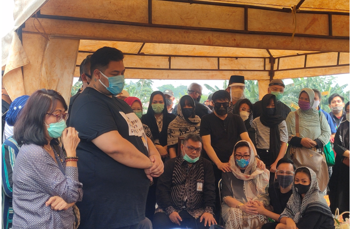 Prosesi pemakaman ayah Ivan Gunawan, Bambang Cahyo Gunawan di TPU Kampung Kandang, Jakarta Selatan, Senin (13/7/2020).