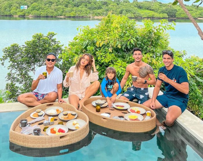 Penampilan Jessica Iskandar Nongkrong Bareng Bule-bule Ganteng di Pinggir Kolam Renang Banjir Pujian Netizen