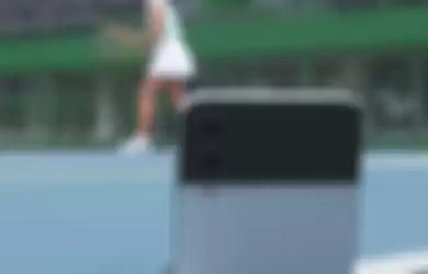 Ilustrasi penggunaan Galaxy Z Flip4 5G saat bermain tenis