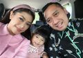 Gayatri Cucu SBY Luapkan Rindu Peluk Nisan Ani Yudhoyono, Aliya Rajasa Juga Jadi Sorotan Karena Penampilannya Saat Ziarah!