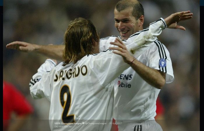 Zinedine Zidane (kanan) dan Michel Salgado (kiri) saat memperkuat Real Madrid.