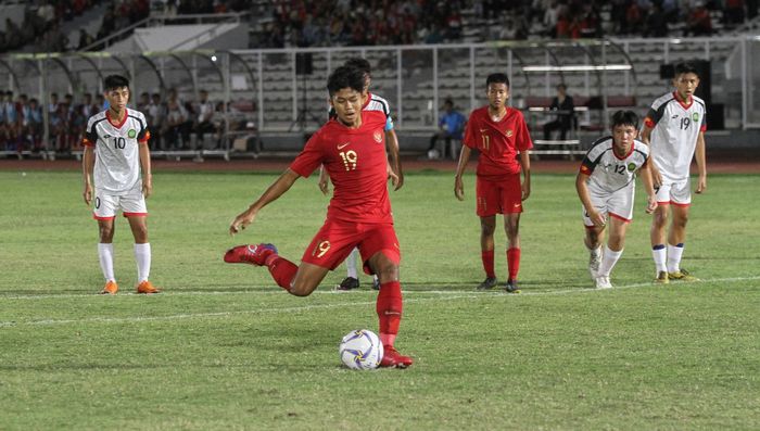 Eksekusi penalti Ahmad Athallah Araihan membawa timnas U-16 Indonesia unggul 1-0 atas Brunei Darussalam pada matchday ketiga Kualifikasi Piala Asia U-16 2020 di Stadion Madya, Jakarta, Jumat (20/9/2019).