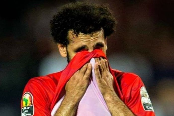 Mohamed Salah menangis setelah timnas Mesir kalah 0-1 dari Afrika Selatan dalam laga Piala Afrika di Stadion Internasional Kairo, Minggu (7/7/2019) dini hari WIB.