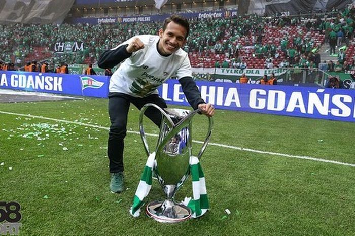 Pemain Lechia Gdansk, Egy Maulana Vikri, berfoto bersama trofi Piala Polandia 2019.