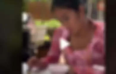 Video ekspresi  Chef Renatta saat lagi mukul-mukul hidangan di depannya ini jadi rame di kalangan netizen.