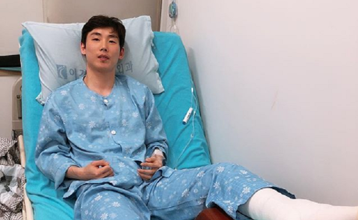 Pebulu tangkis tunggal putra Korea Selatan, Son Wan-ho, selepas menjalani operasi pada engkel kaki kirinya.
