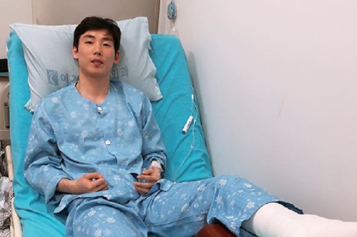 Pebulu tangkis tunggal putra Korea Selatan, Son Wan-ho, selepas menjalani operasi pada engkel kaki kirinya.