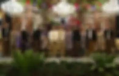 Keluarga cendana pose bersama saat pernikahan Haryo Putra Wibowo, anak dari Ari Sigit dan Raden Roro Gusti Maya Firanti Noer dengan wanita bernama Della Putri Anjani Atkins, di Hotel Crowne, di kawasan Gatot Subroto, Jakarta Selatan, Sabtu (19/10/2019).