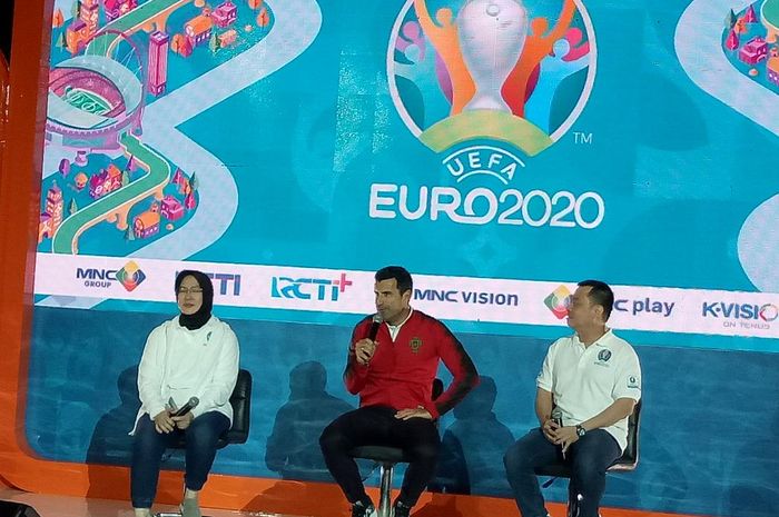 Legenda timans Portugal dan Real Madrid, Luis Figo (tengah), dalam acara konferensi pers MNC Group sebagagi official broadcaster Piala Eropa 2020, Minggu (26/1/2020).