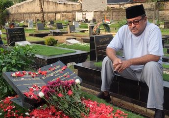 Foto Rano Karno Duduk di Atas Makam Ramai Dibahas, Rupanya Ada Pemeran Si Doel Anak Sekolahan yang Sudah Meninggal Tanpa Terekspos