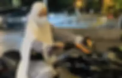 April Jasmine mengunggah gayanya saat ke mall dengan naik motor besar atau gede alias moge. Foto istri Ustaz Solmed jadi sorotan.