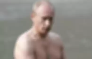 Vladimir Putin saat tengah memancing.