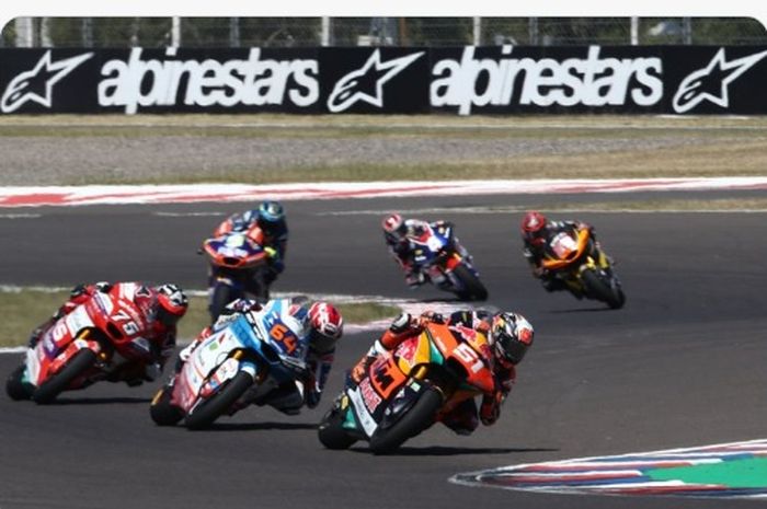 Pembalap muda asal Spanyol, Pedro Acosta kala beraksi di Moto2 Argentina 2022 (3/4/2022).