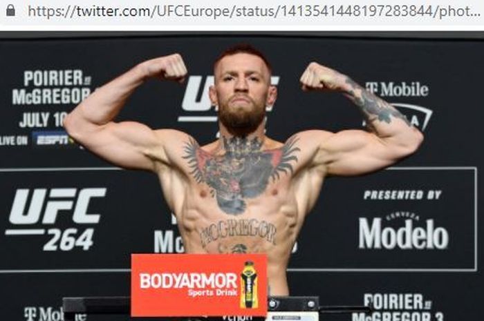 Petarung kelas ringan UFC, Conor McGregor, saat melakoni proses timbang badan UFC 264.