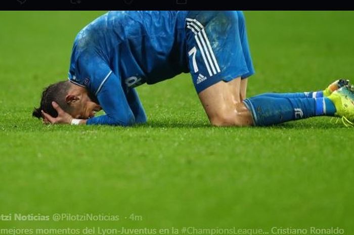 Cristiano Ronaldo berekspresi penuh kekecewaan dalam partai Liga Champions antara Lyon vs Juventus.