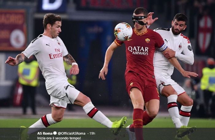 Penyerang AS Roma, Edin Dzeko, diapit dua pemain AC Milan yakni Lucas Biglia dan Mateo Mussachio pada pertandingan pekan ke-9 LIga Italia 2019-2020, Minggu (27/10/2019).