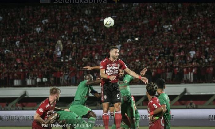 Penyerang Bali United, Ilija Spasojevic, menjulang paling tinggi dalam duel udara di laga kontra Kalteng Putra.