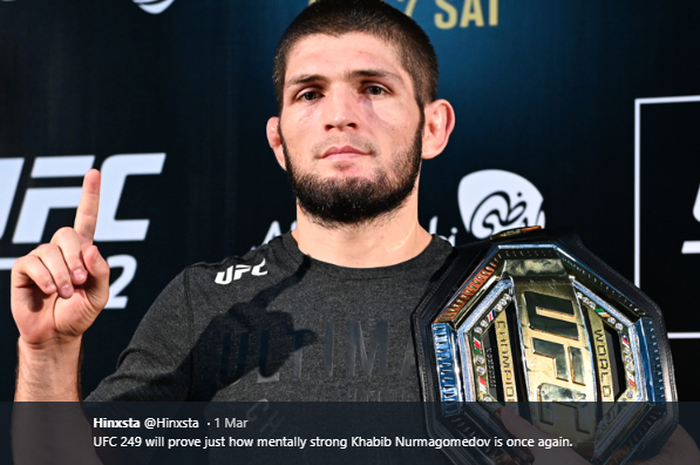 Petarung UFC asal Rusia, Khabib Nurmagomedov, saat memamerkan gelar juara kelas ringannya. 