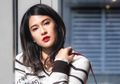 Ikut Rayakan Hari Batik, Lihat Tampilan Seksi nan Elegan Dian Sastro Dalam Balutan Kain Khas Nusantara yang Jadi Sorotan