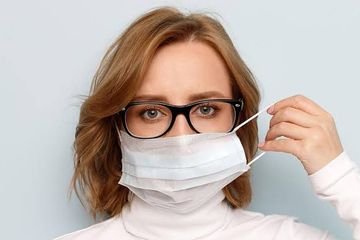 Mereka yang berkacamata menurun risikonya terpapar virus corona. Demikian studi di China.