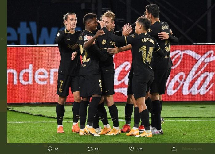 Para pemain Barcelona mengerubungi Ansu Fati setelah mencetak gol dalam laga Celta Vigo vs Barcelona, 1 Oktober 2020.
