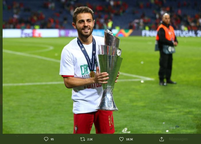 Bernardo Silva berpose dengan trofi juara untuk timnas Portugal.