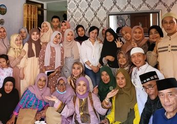 Baru Saja Pulang Umrah, Ibu Ayu Ting Ting Umi Kalsum Kepergok Pamer Perhiasan Kalung-Gelang-Cincin Di Sekujur Tubuhnya, Netizen Mewanti-wanti: Kirain Pulang Umrah Mikirin Akhirat, Tahunya Masih Aja