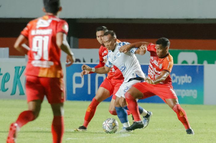 Pemain Bali United, Eber Bessa, berduel dengan winger PSIS Semarang, Wawan Febrianto, pada pekan ke-34 Liga 1 2022/2023.