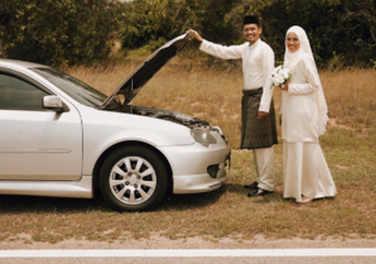 Viral Potret Pengantin Baru Nikah yang Gunakan Mobil Sebagai Properti, Kisah Dibaliknya Ternyata 'Mengesankan'