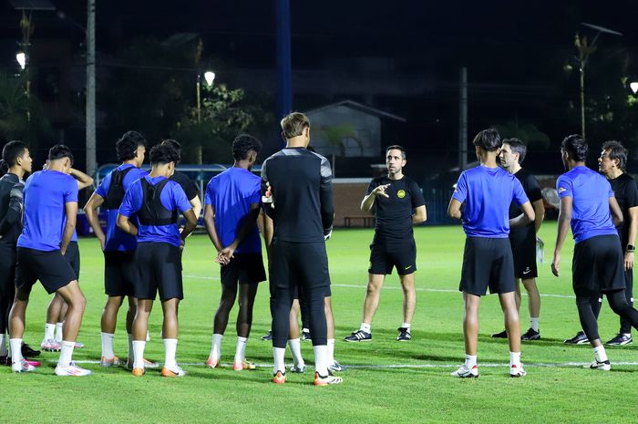 Pau Marti Vicente memimpin sesi latihan Timnas Malaysia di Bangkok menjelang laga kontra Thailand di ASEAN Cup 2024.