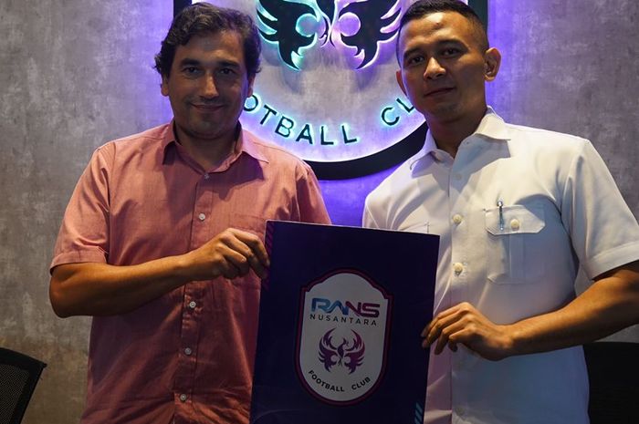 Presiden RANS Nusantara FC Roofi Adrian resmi memperkenalkan dan menandatangani kontrak dengan pelatih baru, Eduardo Almeida untuk menyambut Liga 1 2023/2024.