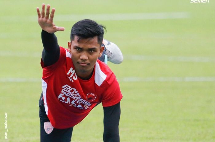 Kiper anyar PSM Makassar, Miswar Saputra, saat mengikuti latihan bersama tim barunya.
