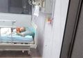 Anggota Keluarga Lainnya Sehat-sehat Saja, Bayi Umur 2 Tahun 4 Bulan Ini Positif Corona Hingga Harus Diisolasi: Dia Tidur Tanpa Ibu Ayahnya Menemani, Menangis Hingga Bosan Lalu Tidur Sendiri