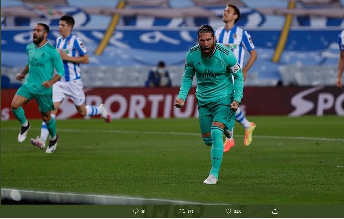 Kapten Real Madrid, Sergio Ramos, merayakan golnya ke gawang Real Sociedad pada pertandingan Liga Spanyol, Minggu (21/6/2020).