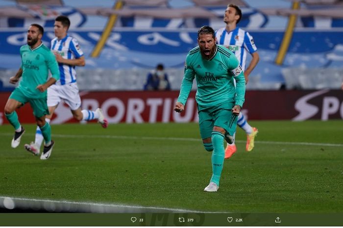 Kapten Real Madrid, Sergio Ramos, merayakan golnya ke gawang Real Sociedad pada pertandingan Liga Spanyol, Minggu (21/6/2020).