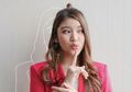 Lihat Cantik dan Anggunnya Tiara Andini Pakai Dress Kuning Saat Duduk di Pinggir Kolam Renang
