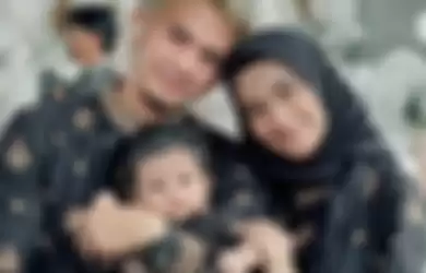 Rizki DA, Nadya Mustika Rahayu bersama putra mereka, Baihaqqi Syaki Ramadhan.