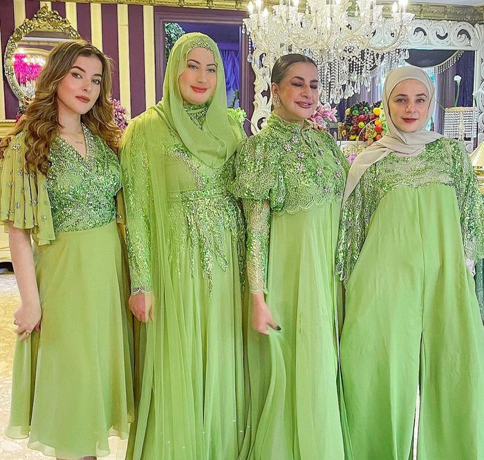 Tasyi bersama saudara perempuan dan sang ibu