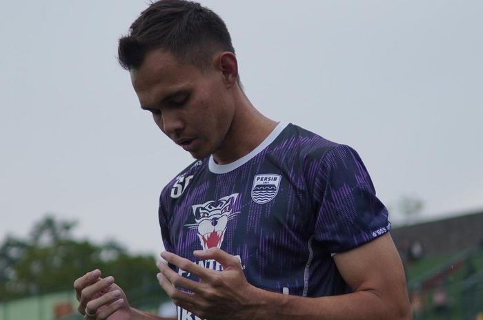 Rezaldi Hehanussa tengah berdoa di sela-sela latihan Persib Bandung.