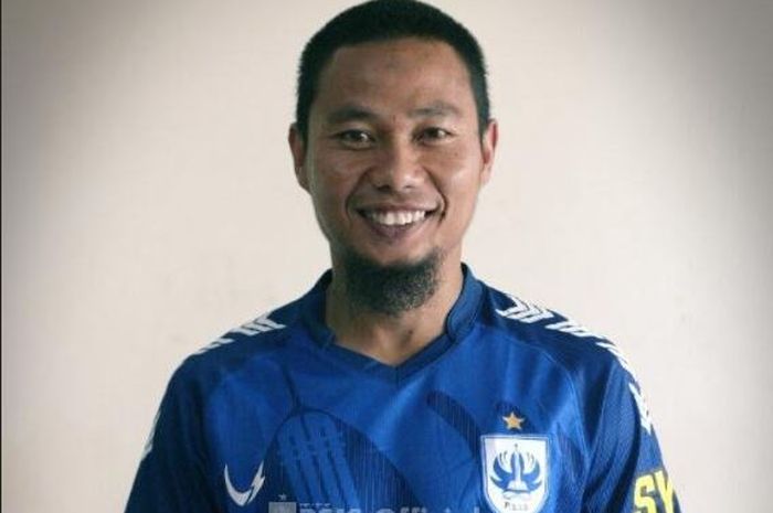 M. Ridwan eks Timnas Indonesia yang saat ini menjadi Caretaker PSIS Semarang.