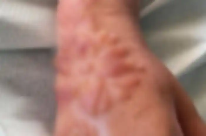 Tato Henna atau disebut juga pacar merupakan bentuk seni tubuh non-penetrasi yang meninggalkan gambar sementara pada kulit.