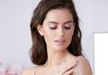6 Cara Memutihkan Kulit Badan, Yuk Lakukan Kebiasaan Mudah Ini!