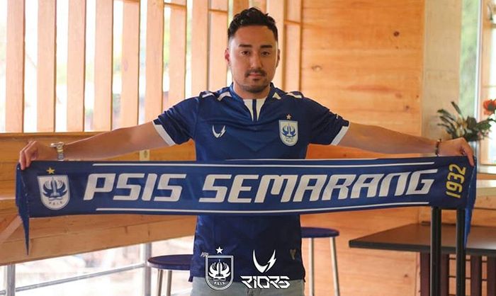 Pemain PSIS Semarang, Shohei Matsunaga, membentangkan slayer timnya saat menandatangani kontrak pada musim 2019.