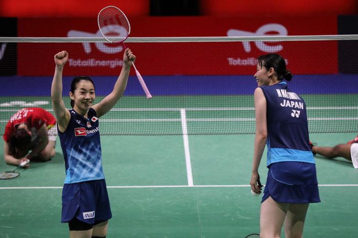 Pasangan ganda putri Jepang, Mayu Matsumoto/Misaki Matsutomo, melakukan selebrasi usai berhasil mengalahkan wakil Malaysia, Pearly Tan/Thinaah Muralitharan, pada babak semifinal Sudirman Cup 2021 di Energia Areena, Vantaa, Finlandia, Sabtu (2/10/2021).