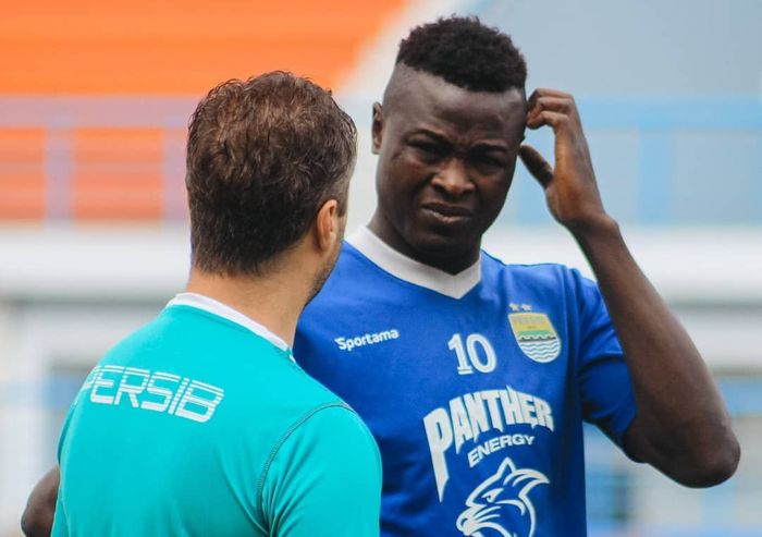 Striker Persib Bandung, Ezechiel Ndouassel, mendapatkan arahan dari pelatih Miljan Radovic.