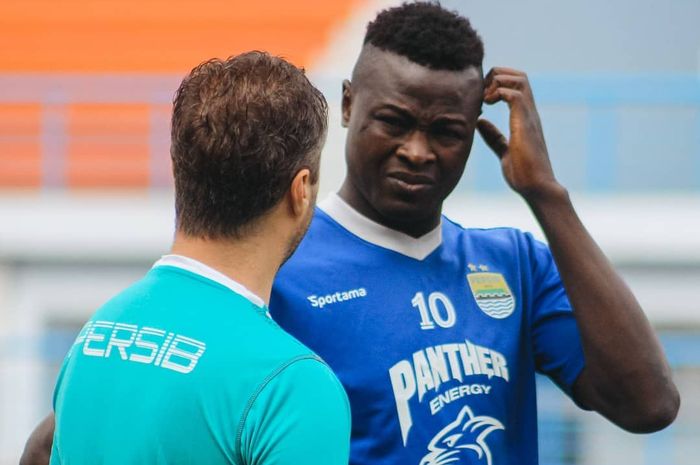 Striker Persib Bandung, Ezechiel Ndouassel, mendapatkan arahan dari pelatih Miljan Radovic.