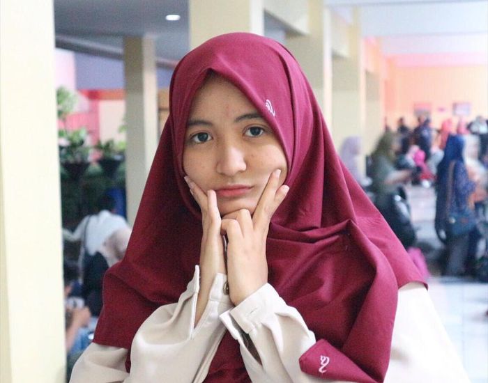 Hijab warna merah