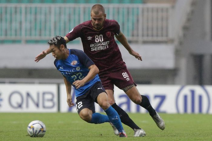 Pemain PSM Makassar, Wiljan Pluim menjaga pergerakan pemain Home United, Ho Wai Loon, di Stadion Pakansari, Kabupaten Bogor, Selasa (30/4/2019).